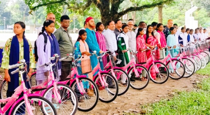 বীরগঞ্জে শিক্ষার্থীদের মাঝে বাইসাইকেল ও শিক্ষাবৃত্তি সেলাই মেশিন বিতরণ